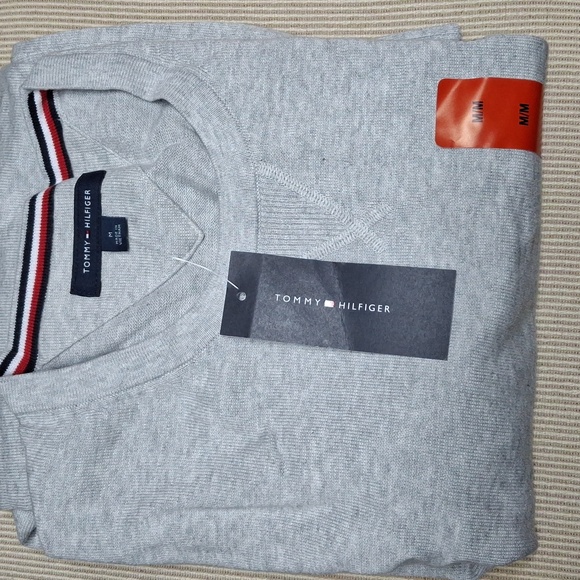 Tommy Hilfiger Men's Crewneck Sweater - Picture 2 of 2